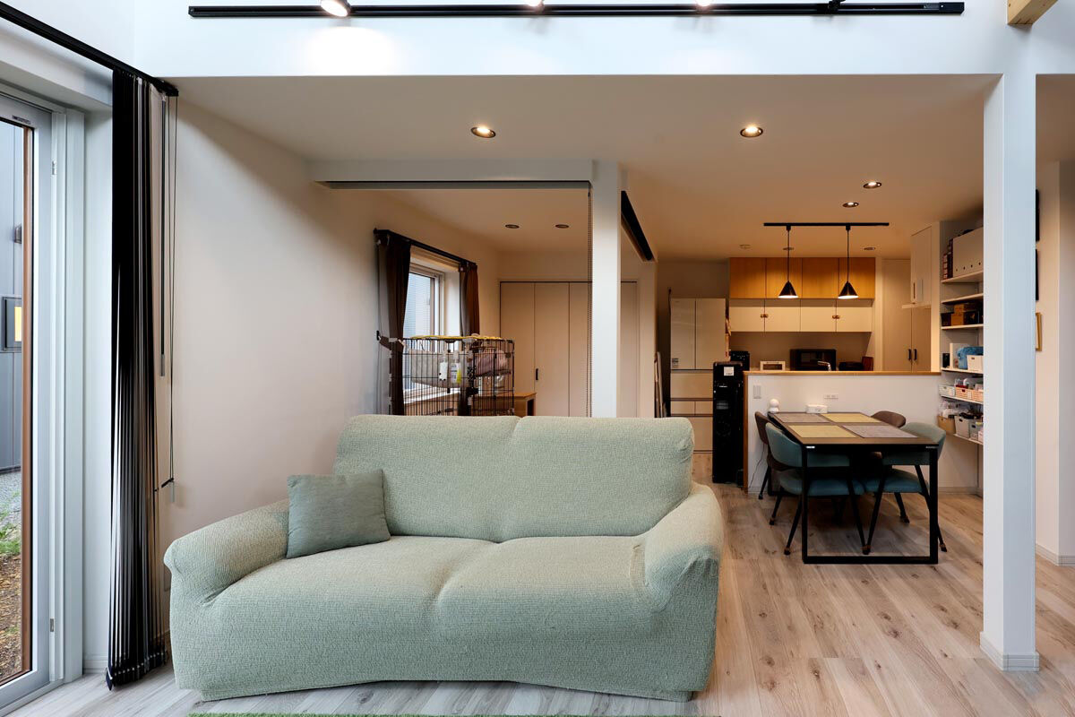 生杉建設 【2000万円台｜2階建て｜家事動線｜自然換気】吹き抜けリビング、猫とバイクと暮らす心地よい家の建築実例画像4