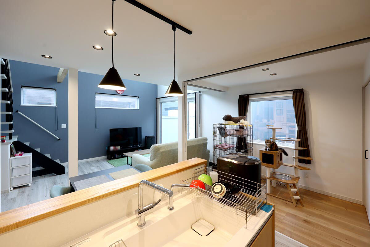 生杉建設 【2000万円台｜2階建て｜家事動線｜自然換気】吹き抜けリビング、猫とバイクと暮らす心地よい家の建築実例画像5