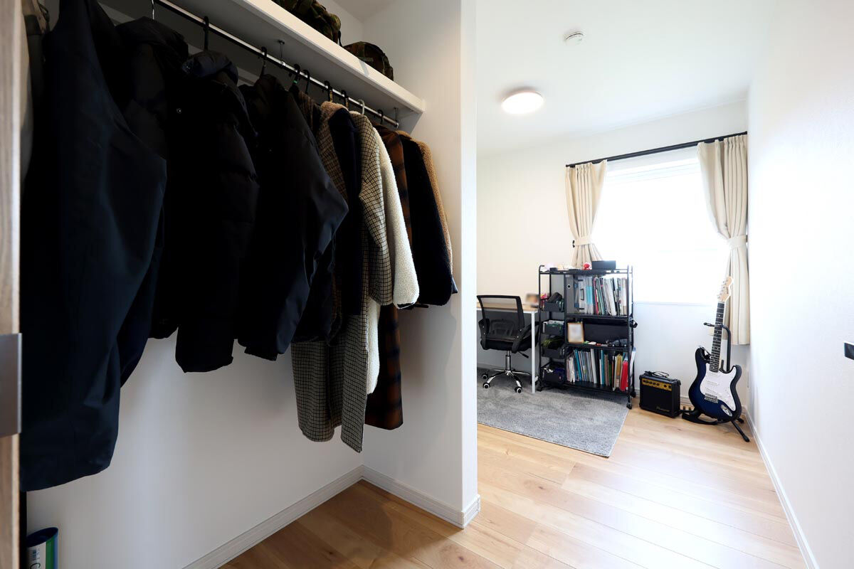 生杉建設 【2000万円台｜2階建て｜家事動線｜自然換気】吹き抜けリビング、猫とバイクと暮らす心地よい家の建築実例画像9