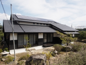 愛和 【愛知｜古民家テイスト×和モダン】趣深い大屋根の外観と吹抜け、床下冷暖房で快適性も備えた平屋風の家の建築実例画像2