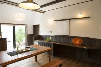 愛和 【愛知｜古民家テイスト×和モダン】趣深い大屋根の外観と吹抜け、床下冷暖房で快適性も備えた平屋風の家の建築実例画像5