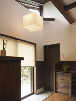 愛和 【愛知｜古民家テイスト×和モダン】趣深い大屋根の外観と吹抜け、床下冷暖房で快適性も備えた平屋風の家の建築実例画像6