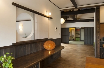 愛和 【愛知｜古民家テイスト×和モダン】趣深い大屋根の外観と吹抜け、床下冷暖房で快適性も備えた平屋風の家の建築実例画像7