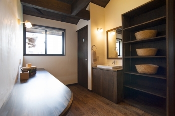 愛和 【愛知｜古民家テイスト×和モダン】趣深い大屋根の外観と吹抜け、床下冷暖房で快適性も備えた平屋風の家の建築実例画像8