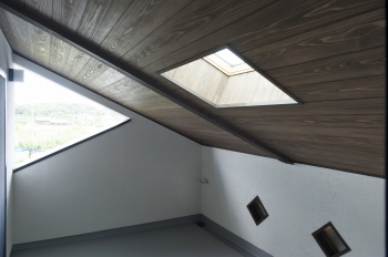 愛和 【愛知｜古民家テイスト×和モダン】趣深い大屋根の外観と吹抜け、床下冷暖房で快適性も備えた平屋風の家の建築実例画像9