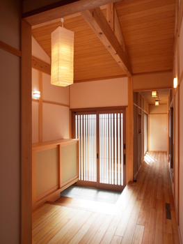 愛和 【愛知/平屋/Ｌ字型/床暖房】和の風情を味わう軒の深い平屋。高窓から光と風を取り込み心地よい空間にの建築実例画像2