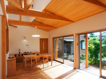 愛和 【愛知/平屋/Ｌ字型/床暖房】和の風情を味わう軒の深い平屋。高窓から光と風を取り込み心地よい空間にの建築実例画像5