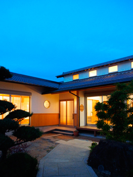 愛和 【愛知/平屋/Ｌ字型/床暖房】和の風情を味わう軒の深い平屋。高窓から光と風を取り込み心地よい空間にの建築実例画像9