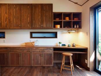 愛和 【古民家風/カフェ風/間取り図有】大屋根の外観が印象的な自然素材の造作やパントリーが嬉しい二世帯住宅の建築実例画像3