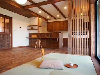 愛和 【古民家風/カフェ風/間取り図有】大屋根の外観が印象的な自然素材の造作やパントリーが嬉しい二世帯住宅の建築実例画像7