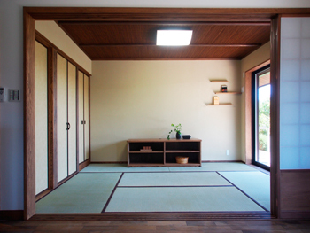 愛和 【古民家風/カフェ風/間取り図有】大屋根の外観が印象的な自然素材の造作やパントリーが嬉しい二世帯住宅の建築実例画像9