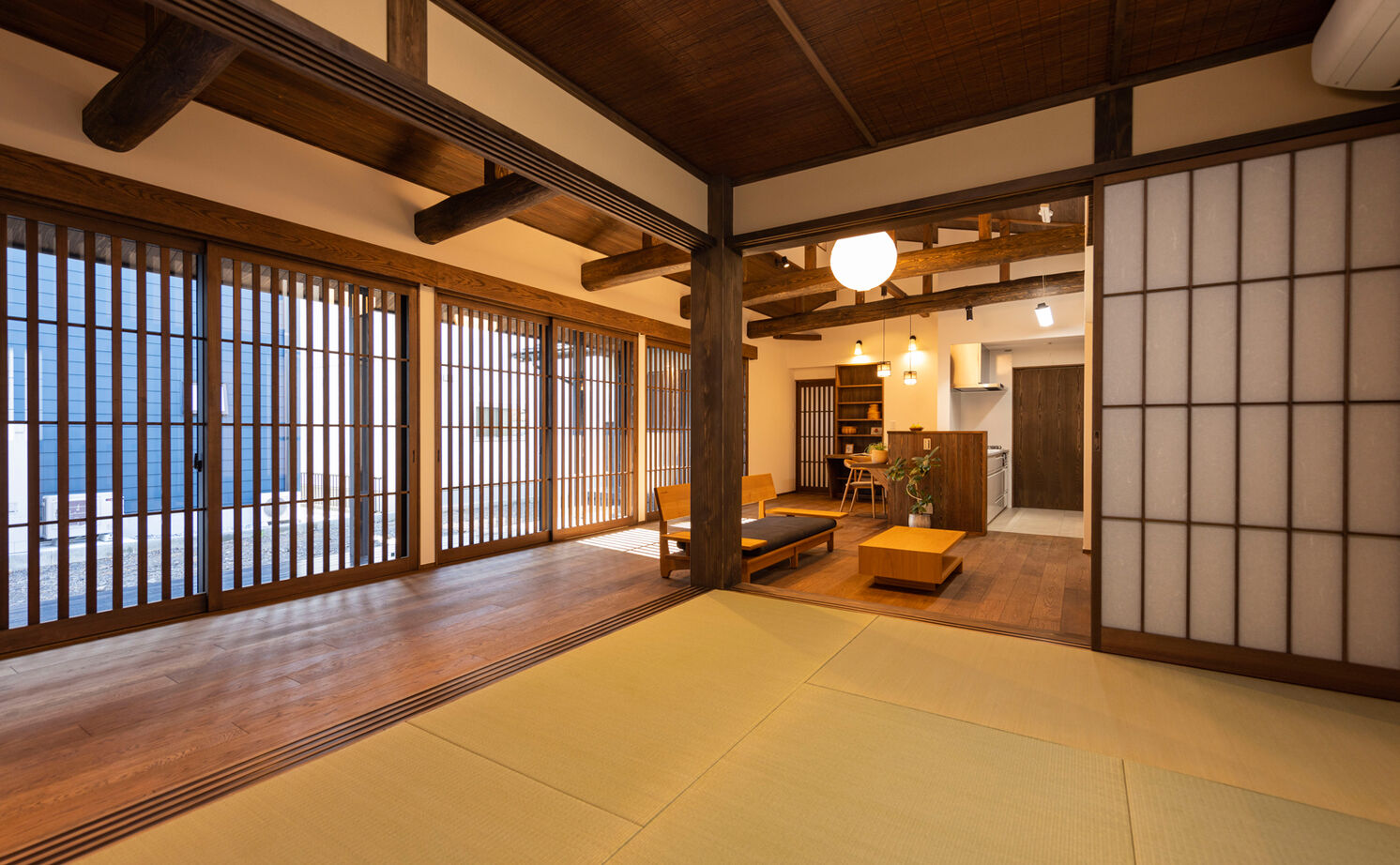 愛和 【平屋×古民家調×間取図】心やすらぐ古民家調の平屋。杉の丸太梁と格子のガラリ戸のある27畳LDKの建築実例画像7