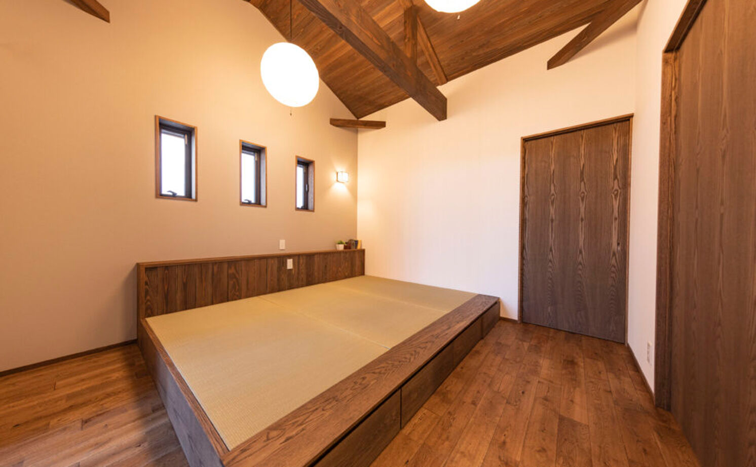 愛和 【平屋×古民家調×間取図】心やすらぐ古民家調の平屋。杉の丸太梁と格子のガラリ戸のある27畳LDKの建築実例画像9