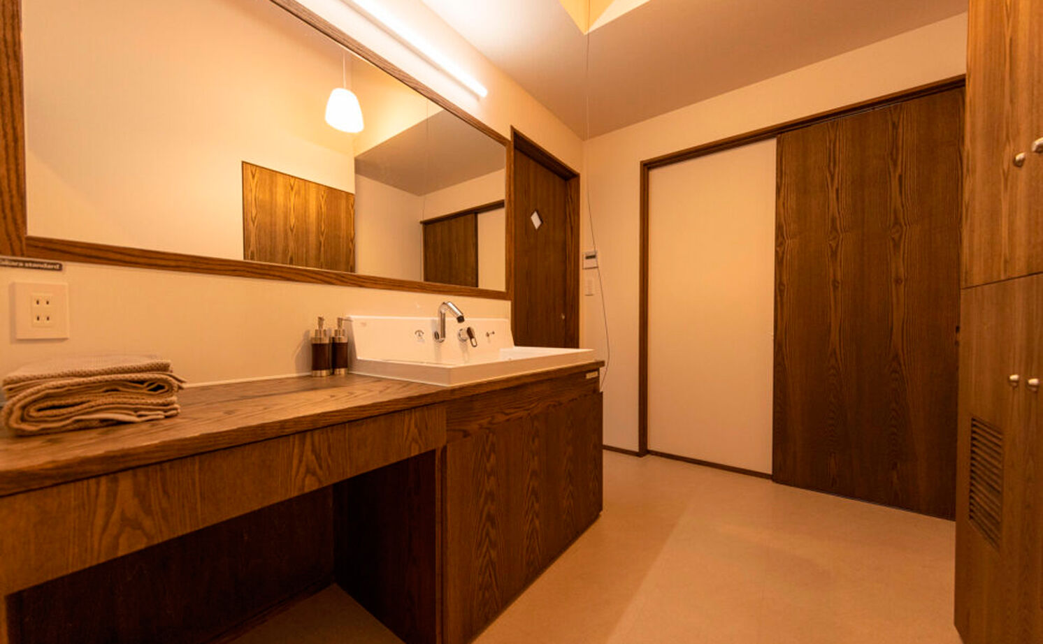 愛和 【平屋×古民家調×間取図】心やすらぐ古民家調の平屋。杉の丸太梁と格子のガラリ戸のある27畳LDKの建築実例画像11