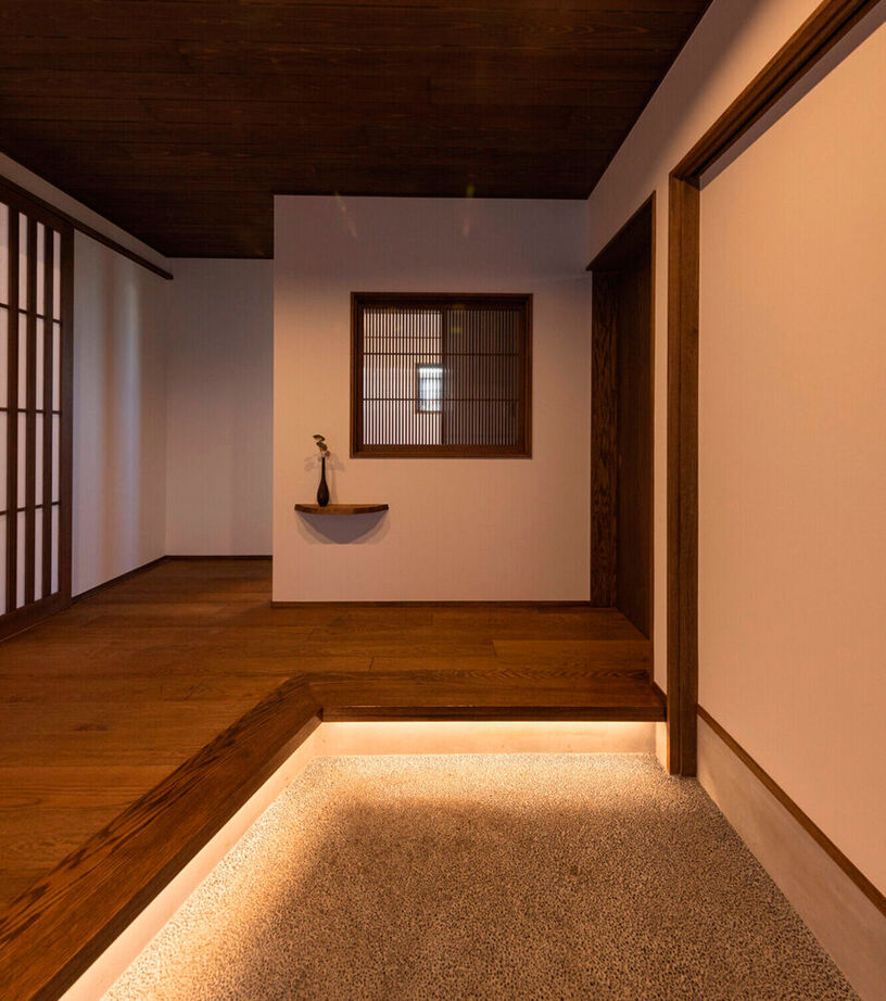 愛和 【平屋×古民家調×間取図】心やすらぐ古民家調の平屋。杉の丸太梁と格子のガラリ戸のある27畳LDKの建築実例画像13