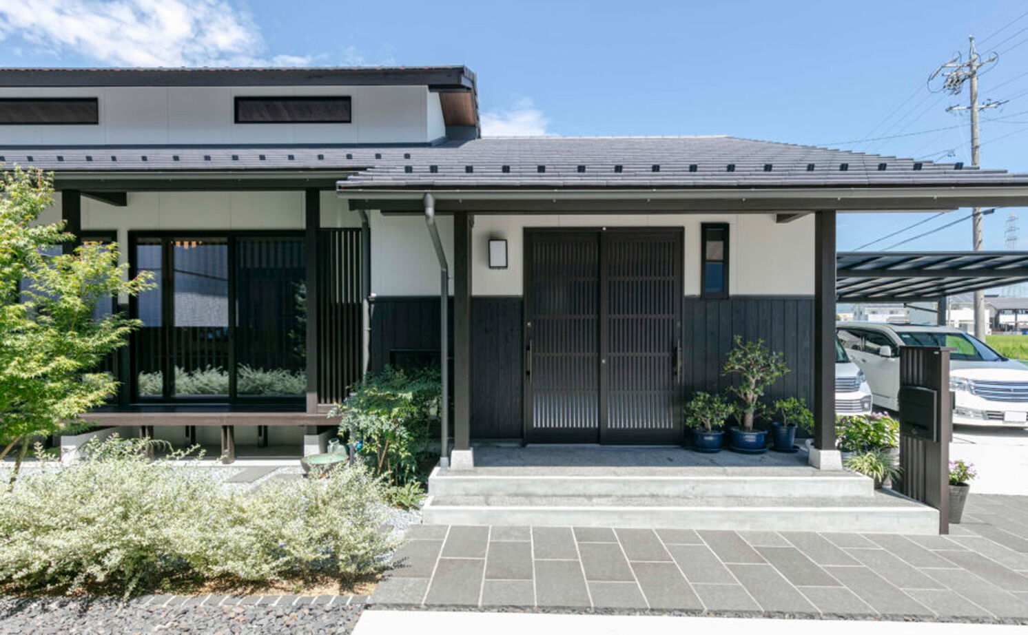 愛和 【平屋×古民家調×間取図】心やすらぐ古民家調の平屋。杉の丸太梁と格子のガラリ戸のある27畳LDKの建築実例画像14