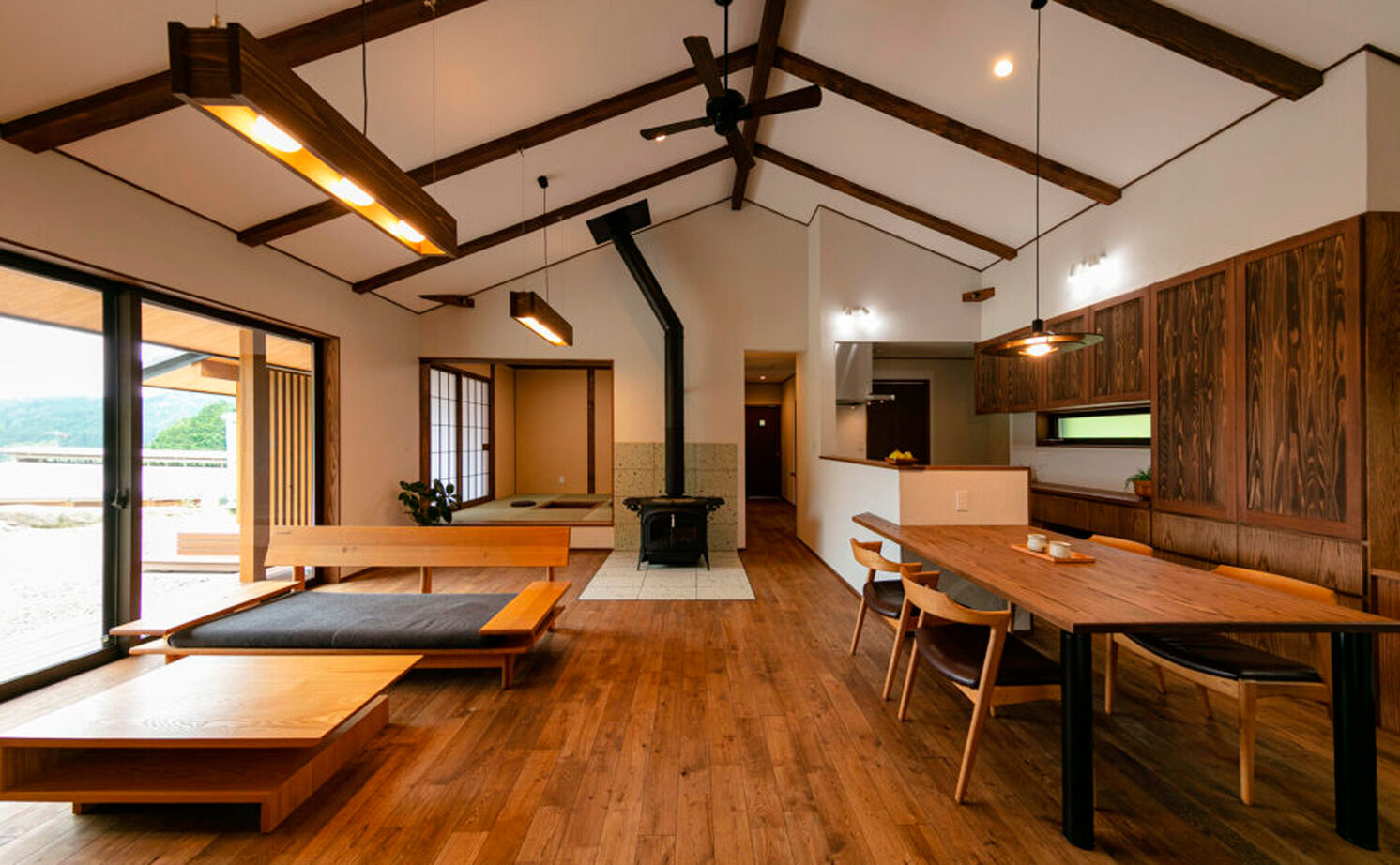 愛和 【平屋×薪ストーブ×間取図】雄大な自然の中に佇む平屋で、憧れの薪ストーブを囲む暮らしの建築実例画像2