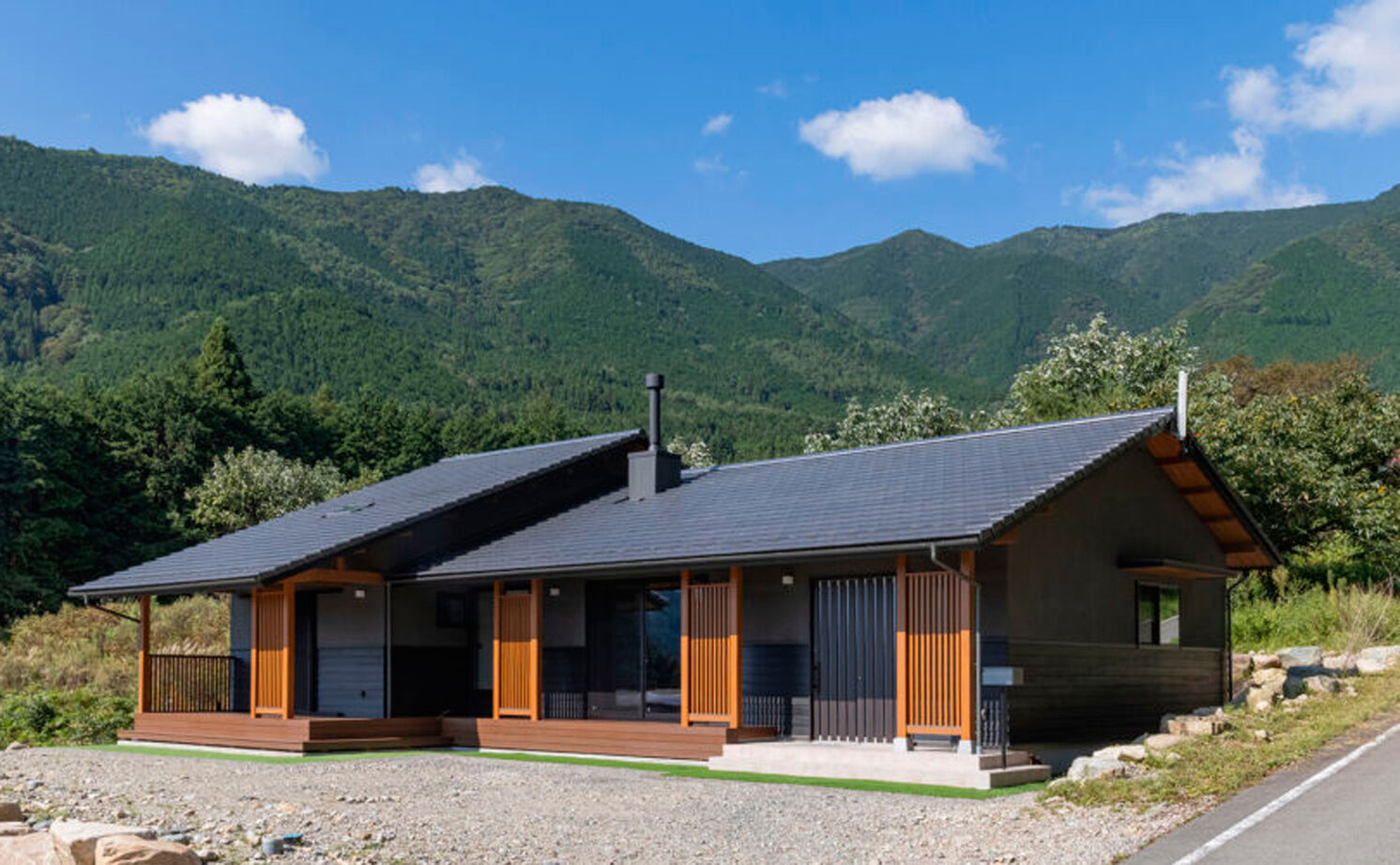 愛和 【平屋×薪ストーブ×間取図】雄大な自然の中に佇む平屋で、憧れの薪ストーブを囲む暮らしの建築実例画像3