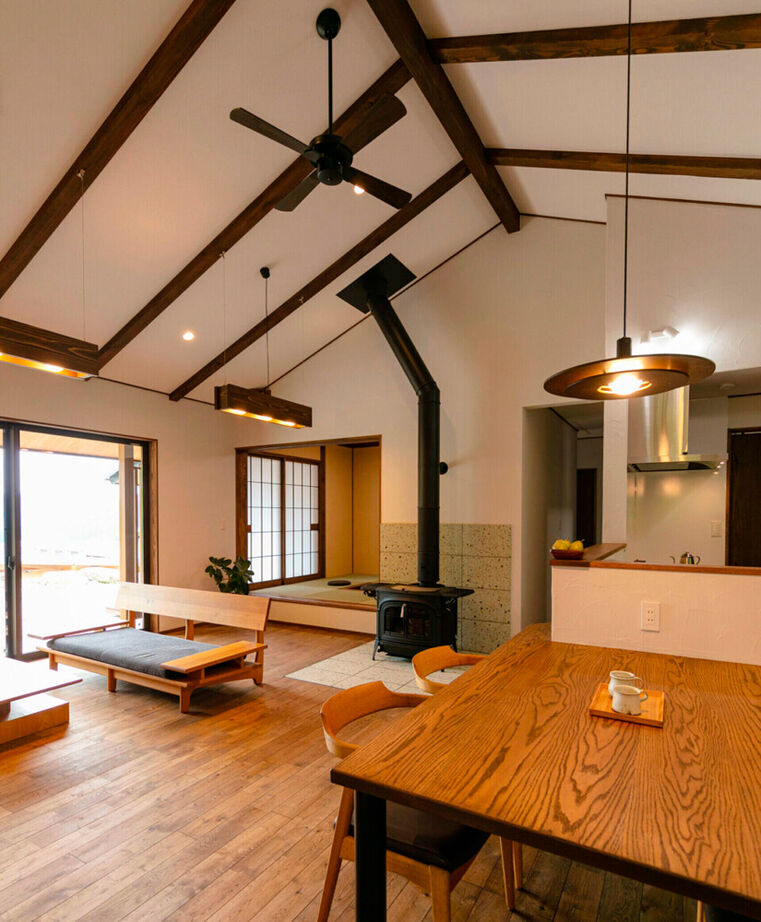 愛和 【平屋×薪ストーブ×間取図】雄大な自然の中に佇む平屋で、憧れの薪ストーブを囲む暮らしの建築実例画像4