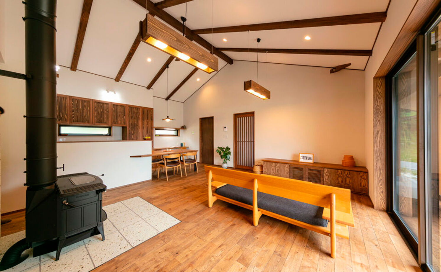 愛和 【平屋×薪ストーブ×間取図】雄大な自然の中に佇む平屋で、憧れの薪ストーブを囲む暮らしの建築実例画像5