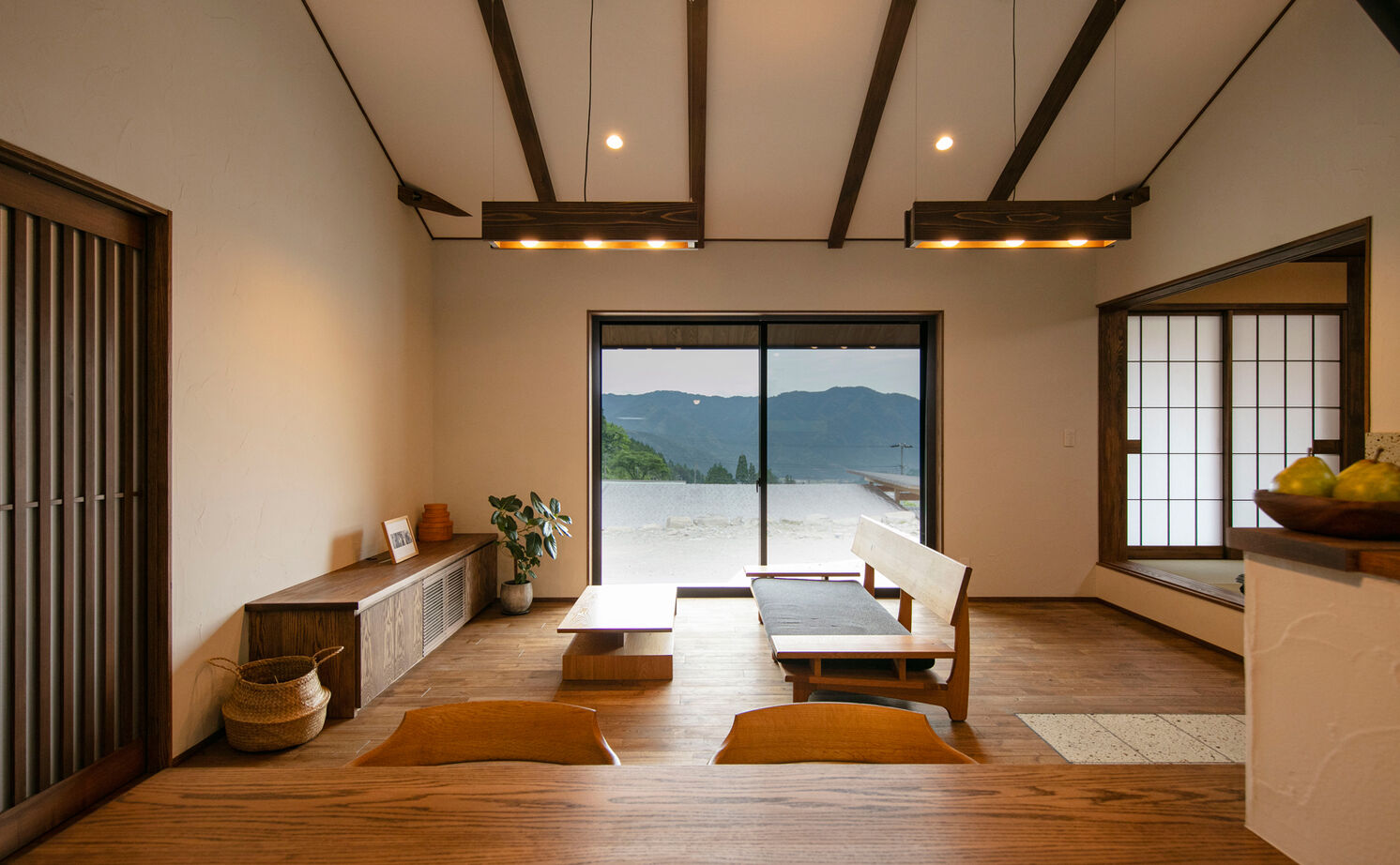 愛和 【平屋×薪ストーブ×間取図】雄大な自然の中に佇む平屋で、憧れの薪ストーブを囲む暮らしの建築実例画像8