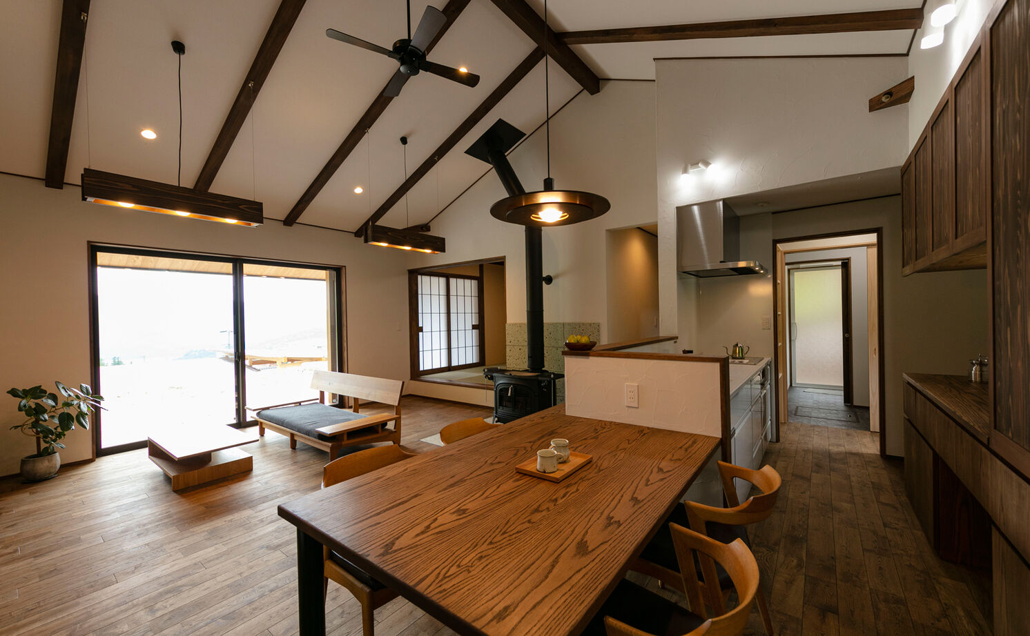 愛和 【平屋×薪ストーブ×間取図】雄大な自然の中に佇む平屋で、憧れの薪ストーブを囲む暮らしの建築実例画像10