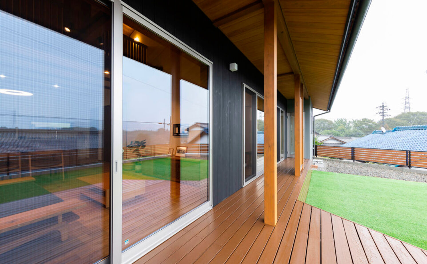 愛和 【2000万円台×平屋×ロフト】若い世代が暮らす和モダン平屋「みんなに褒められる家です！」の建築実例画像2