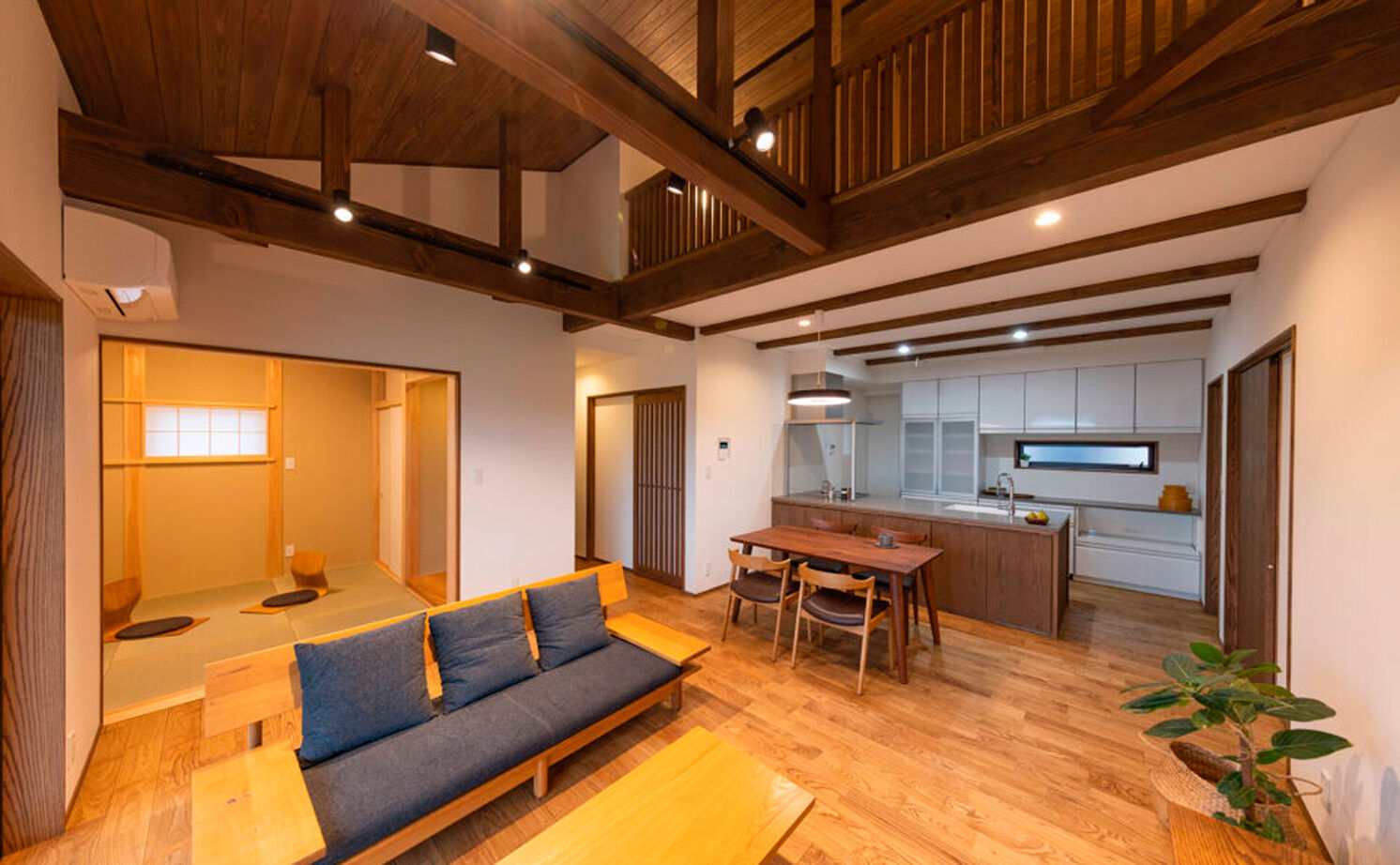 愛和 【2000万円台×平屋×ロフト】若い世代が暮らす和モダン平屋「みんなに褒められる家です！」の建築実例画像3