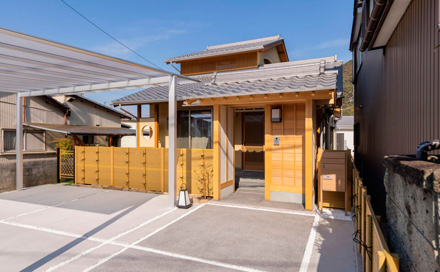 愛和 【平屋風×中庭×間取図】門構え、中庭、丸窓。伝統的な和の意匠が息づく無垢の家の建築実例画像2