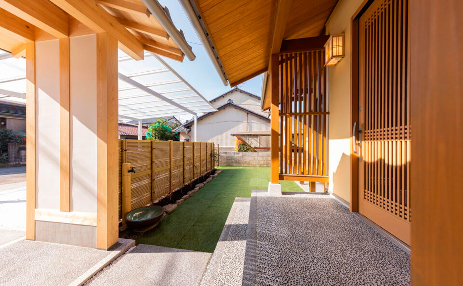 愛和 【平屋風×中庭×間取図】門構え、中庭、丸窓。伝統的な和の意匠が息づく無垢の家の建築実例画像3