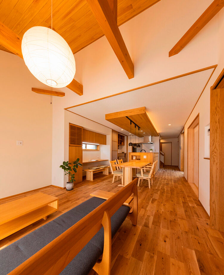 愛和 【平屋風×中庭×間取図】門構え、中庭、丸窓。伝統的な和の意匠が息づく無垢の家の建築実例画像4