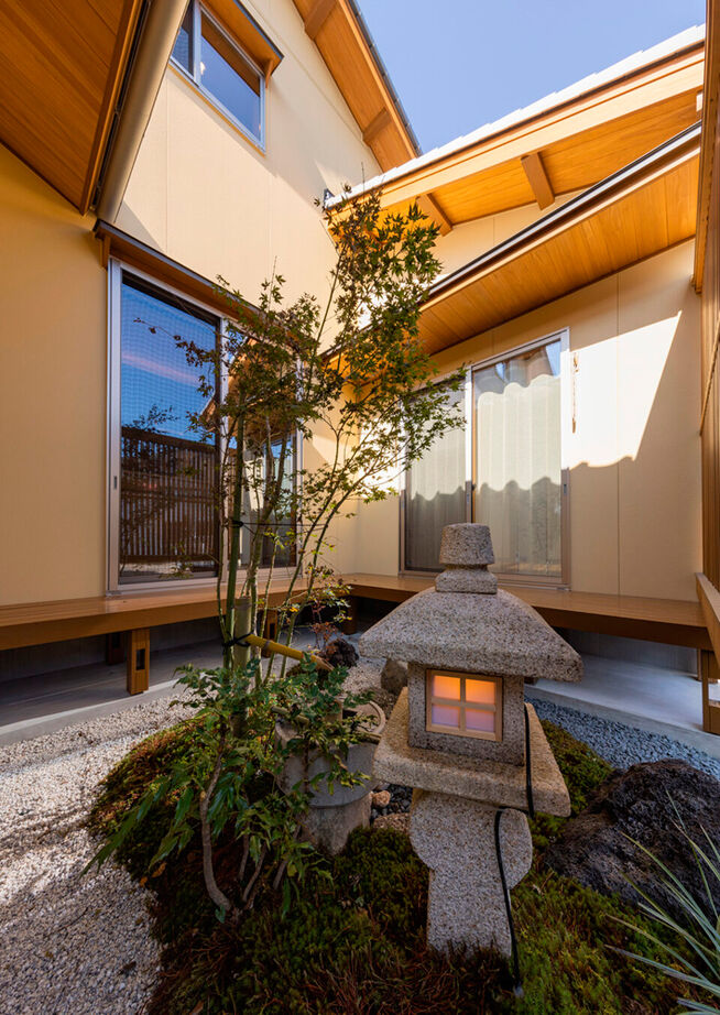 愛和 【平屋風×中庭×間取図】門構え、中庭、丸窓。伝統的な和の意匠が息づく無垢の家の建築実例画像5