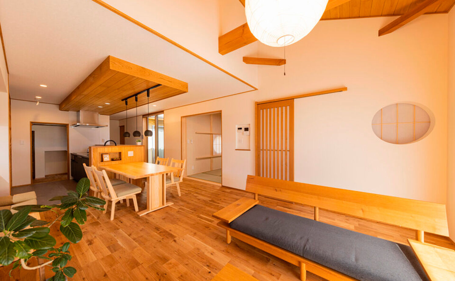 愛和 【平屋風×中庭×間取図】門構え、中庭、丸窓。伝統的な和の意匠が息づく無垢の家の建築実例画像6