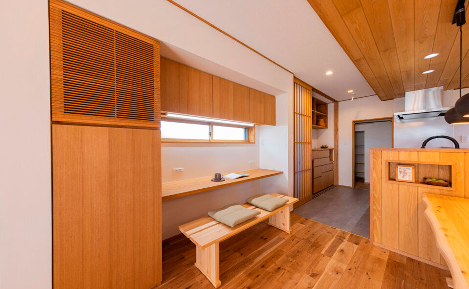 愛和 【平屋風×中庭×間取図】門構え、中庭、丸窓。伝統的な和の意匠が息づく無垢の家の建築実例画像7