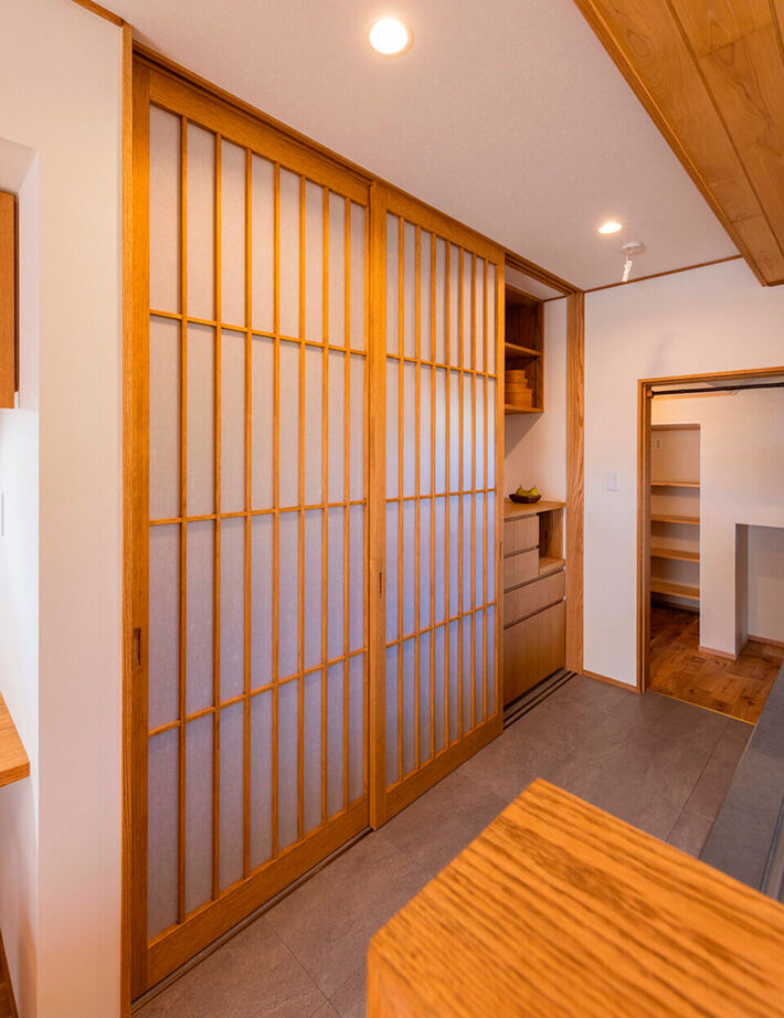 愛和 【平屋風×中庭×間取図】門構え、中庭、丸窓。伝統的な和の意匠が息づく無垢の家の建築実例画像8