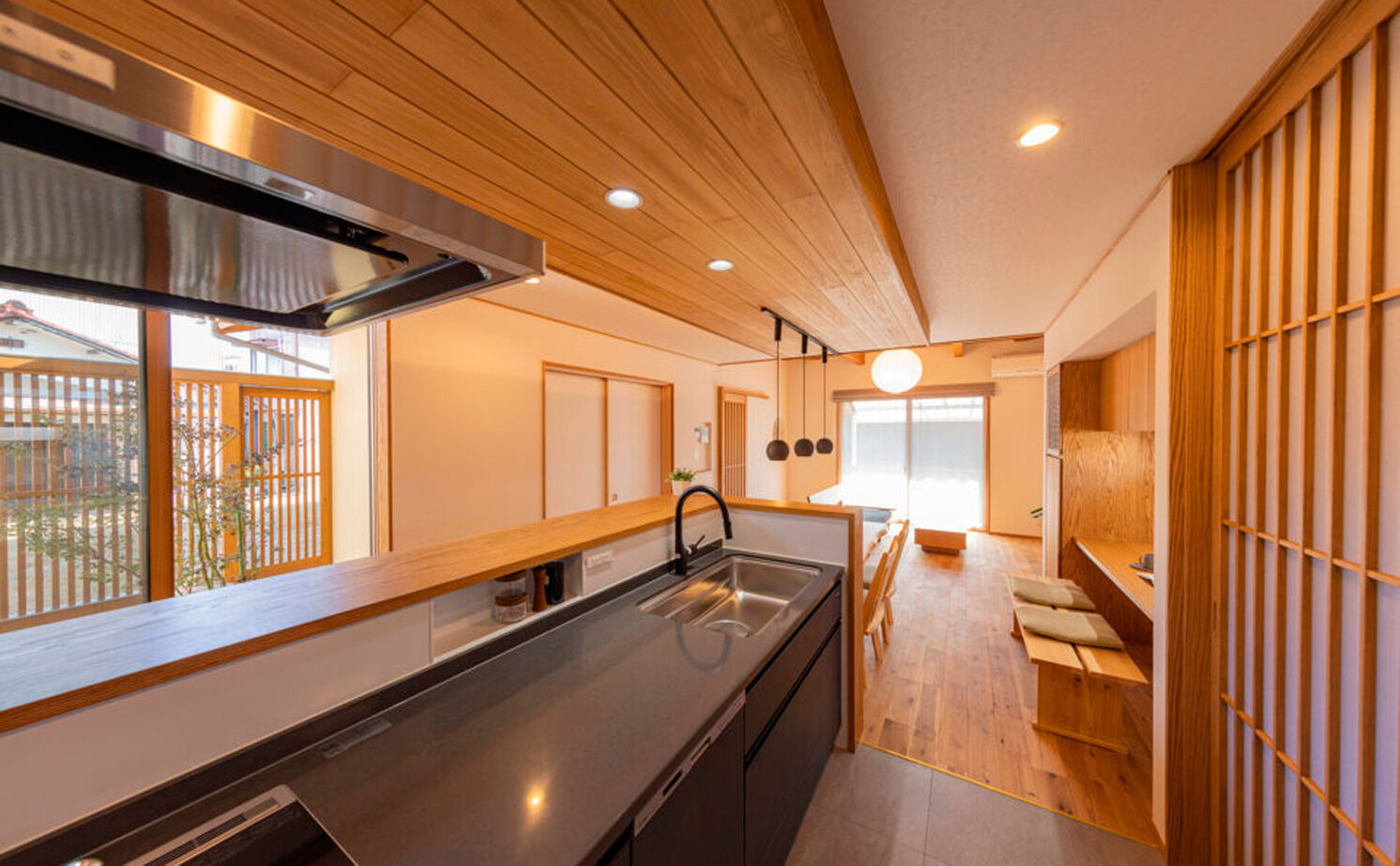 愛和 【平屋風×中庭×間取図】門構え、中庭、丸窓。伝統的な和の意匠が息づく無垢の家の建築実例画像9