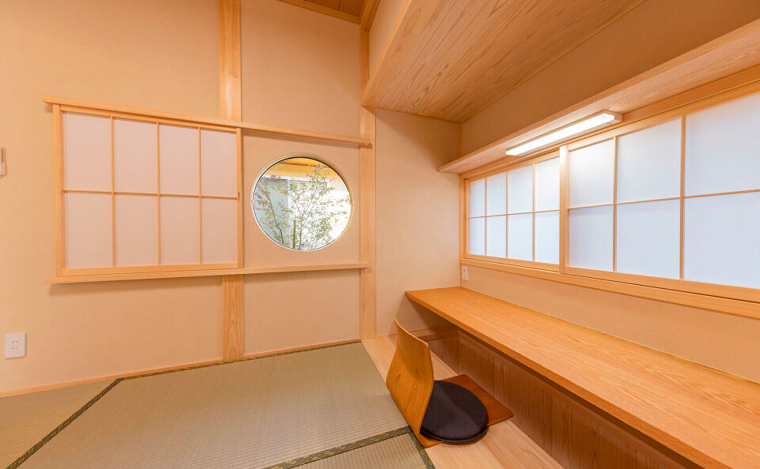 愛和 【平屋風×中庭×間取図】門構え、中庭、丸窓。伝統的な和の意匠が息づく無垢の家の建築実例画像10