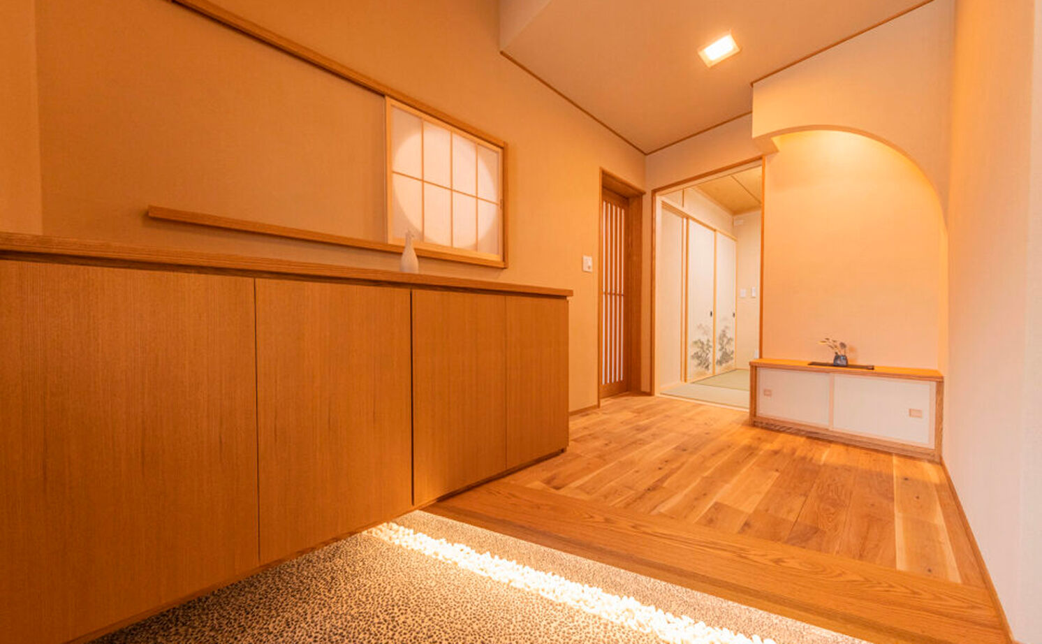 愛和 【平屋風×中庭×間取図】門構え、中庭、丸窓。伝統的な和の意匠が息づく無垢の家の建築実例画像12