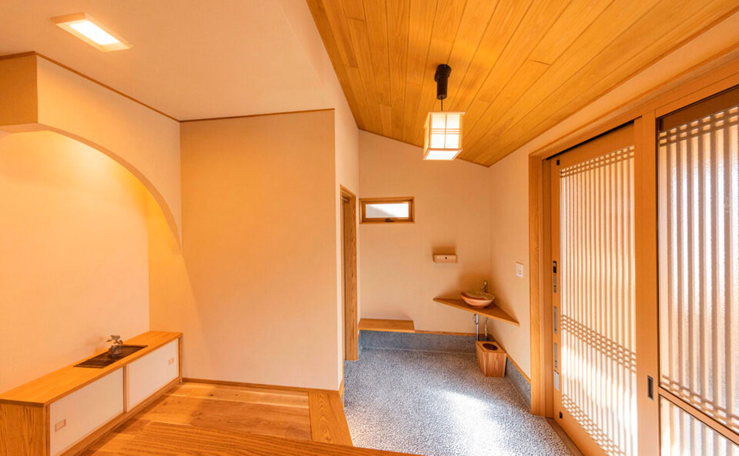 愛和 【平屋風×中庭×間取図】門構え、中庭、丸窓。伝統的な和の意匠が息づく無垢の家の建築実例画像13