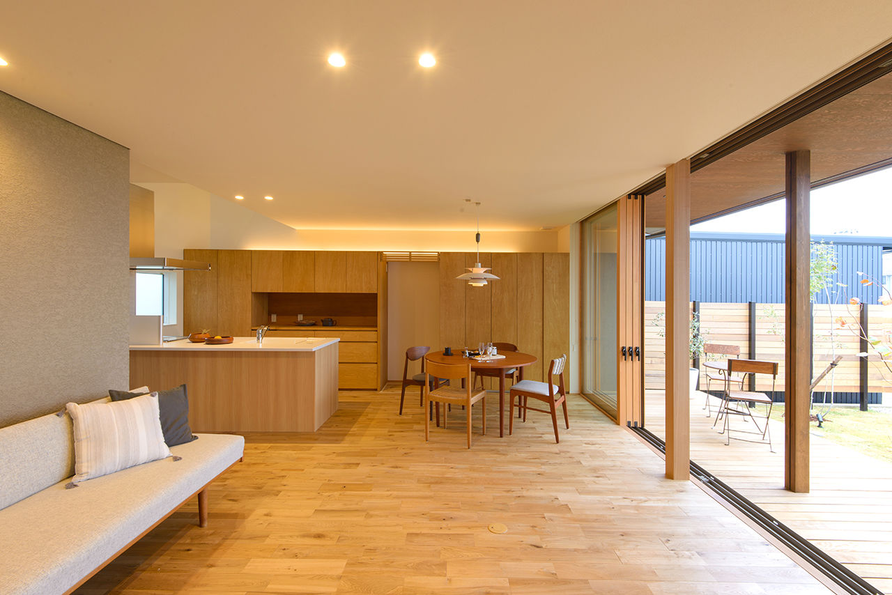アルスホーム 【石川県】中庭をウッドフェンスで囲み、光と風を室内に存分に取り込む家の建築実例画像2