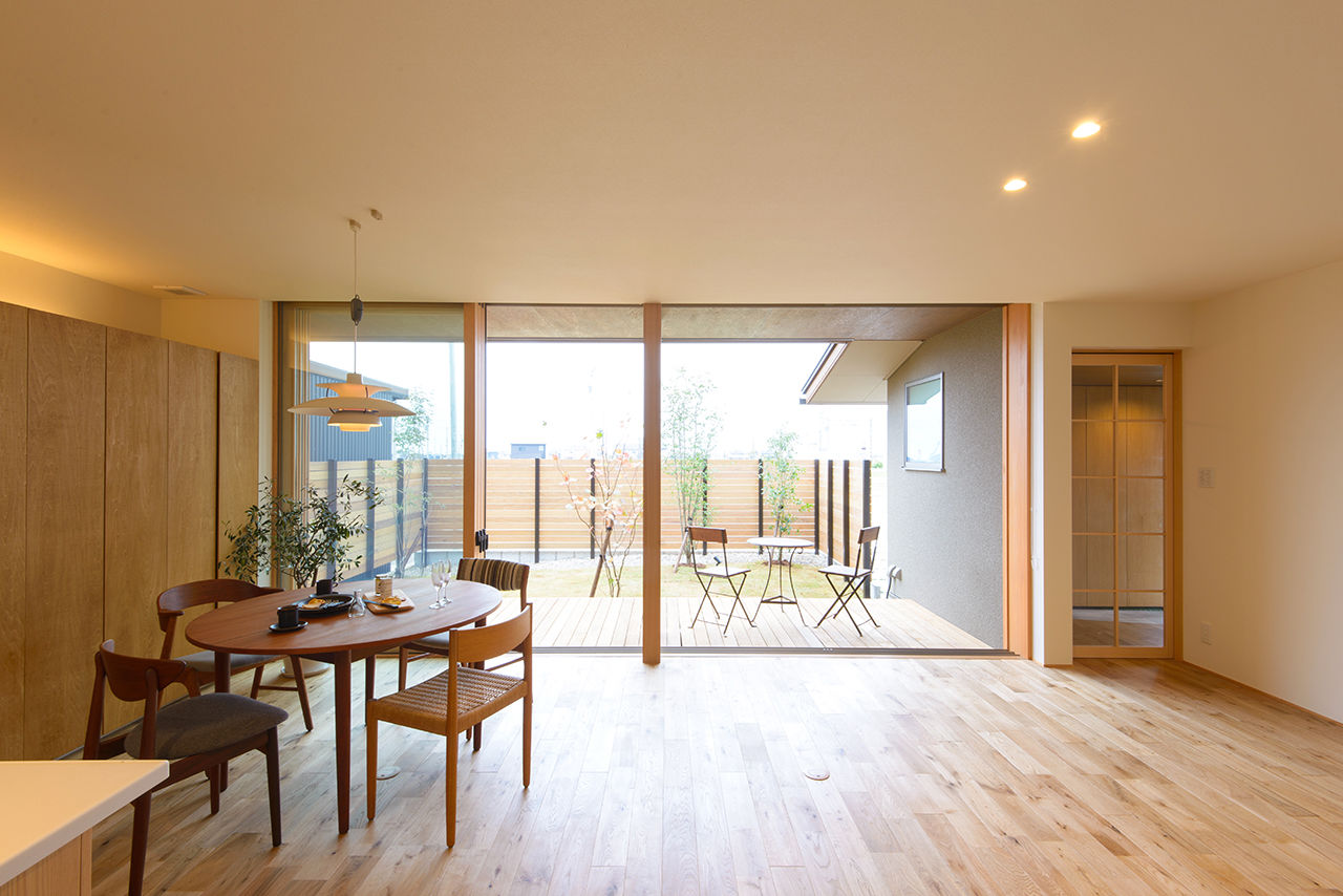 アルスホーム 【石川県】中庭をウッドフェンスで囲み、光と風を室内に存分に取り込む家の建築実例画像3