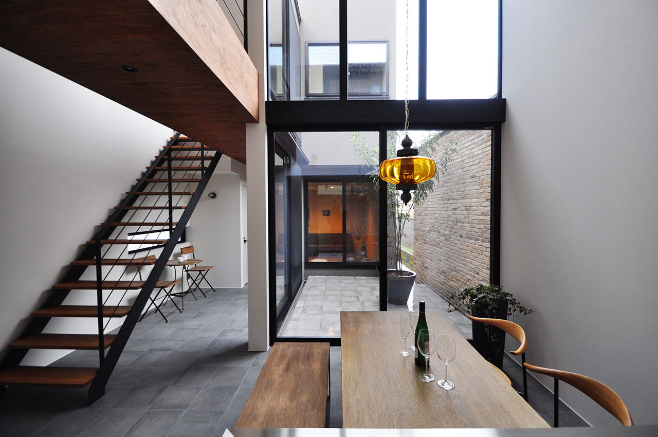 アルスホーム 【富山県】「家族の架け橋【スカイブリッジ】のある家」。家族の様子を近くに感じる一体空間の建築実例画像