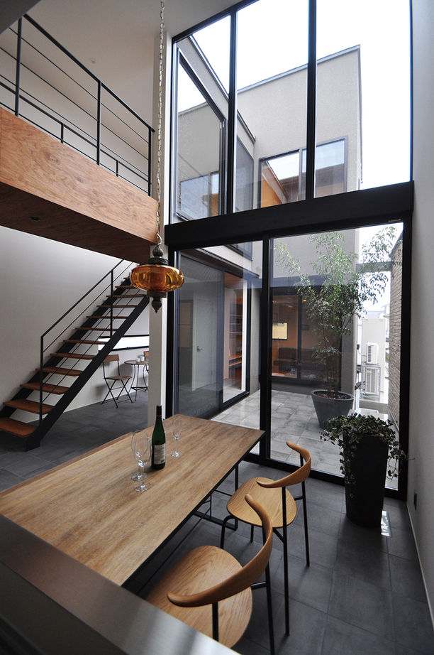 アルスホーム 【富山県】「家族の架け橋【スカイブリッジ】のある家」。家族の様子を近くに感じる一体空間の建築実例画像5