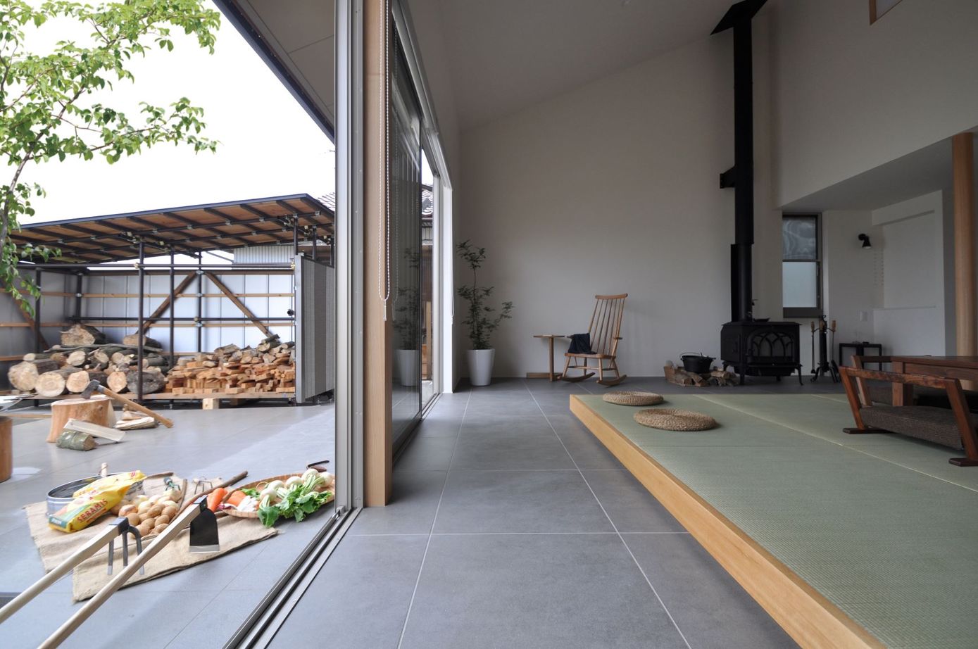 アルスホーム 【富山県】外と一体化した家族空間、土間リビングのある家の建築実例画像2