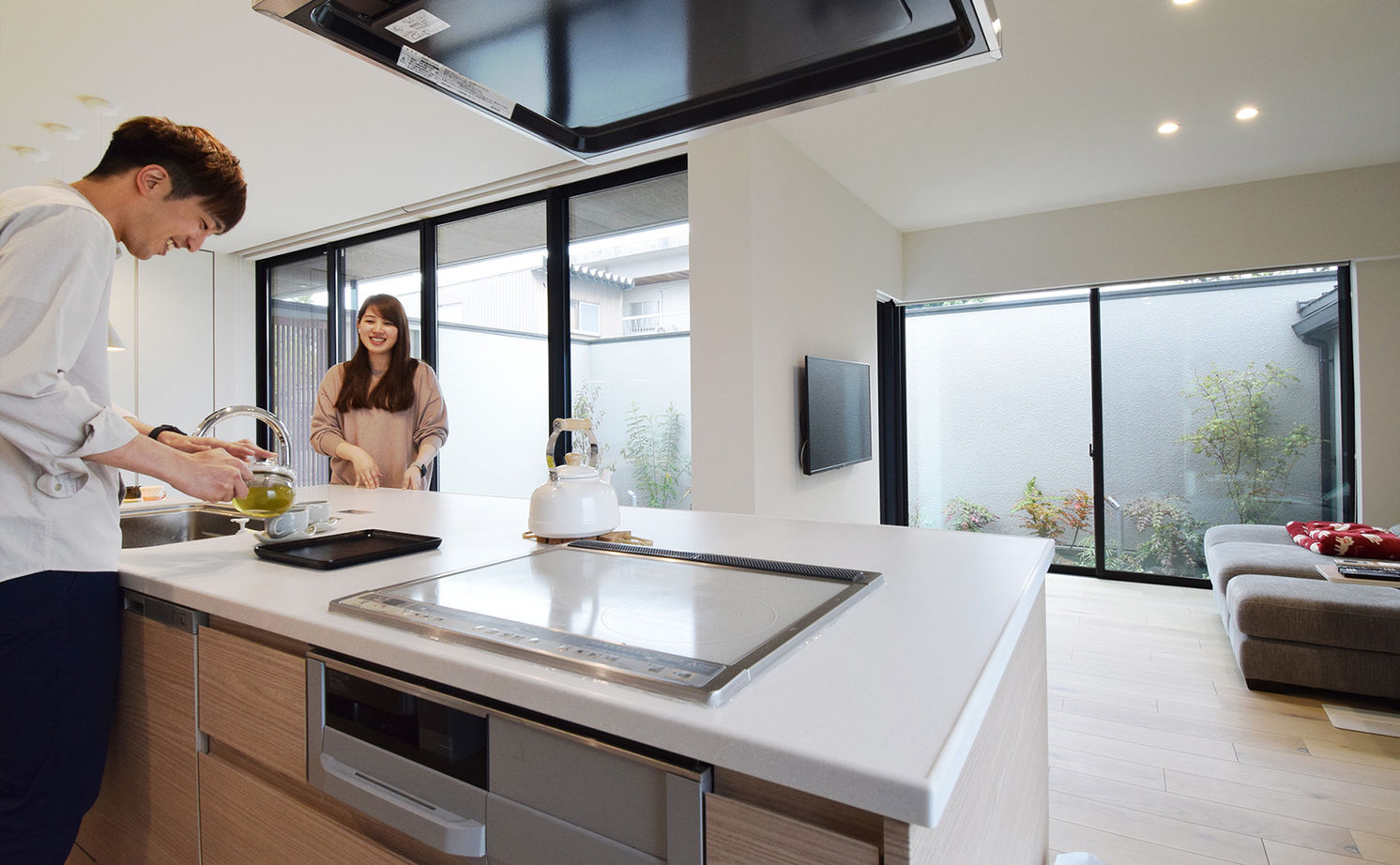 アルスホーム 【囲われた中庭のある暮らし】外をぼんやり眺め、BBQを楽しみ、部屋着でくつろぐ。穏やかな時を楽しむ家の建築実例画像2