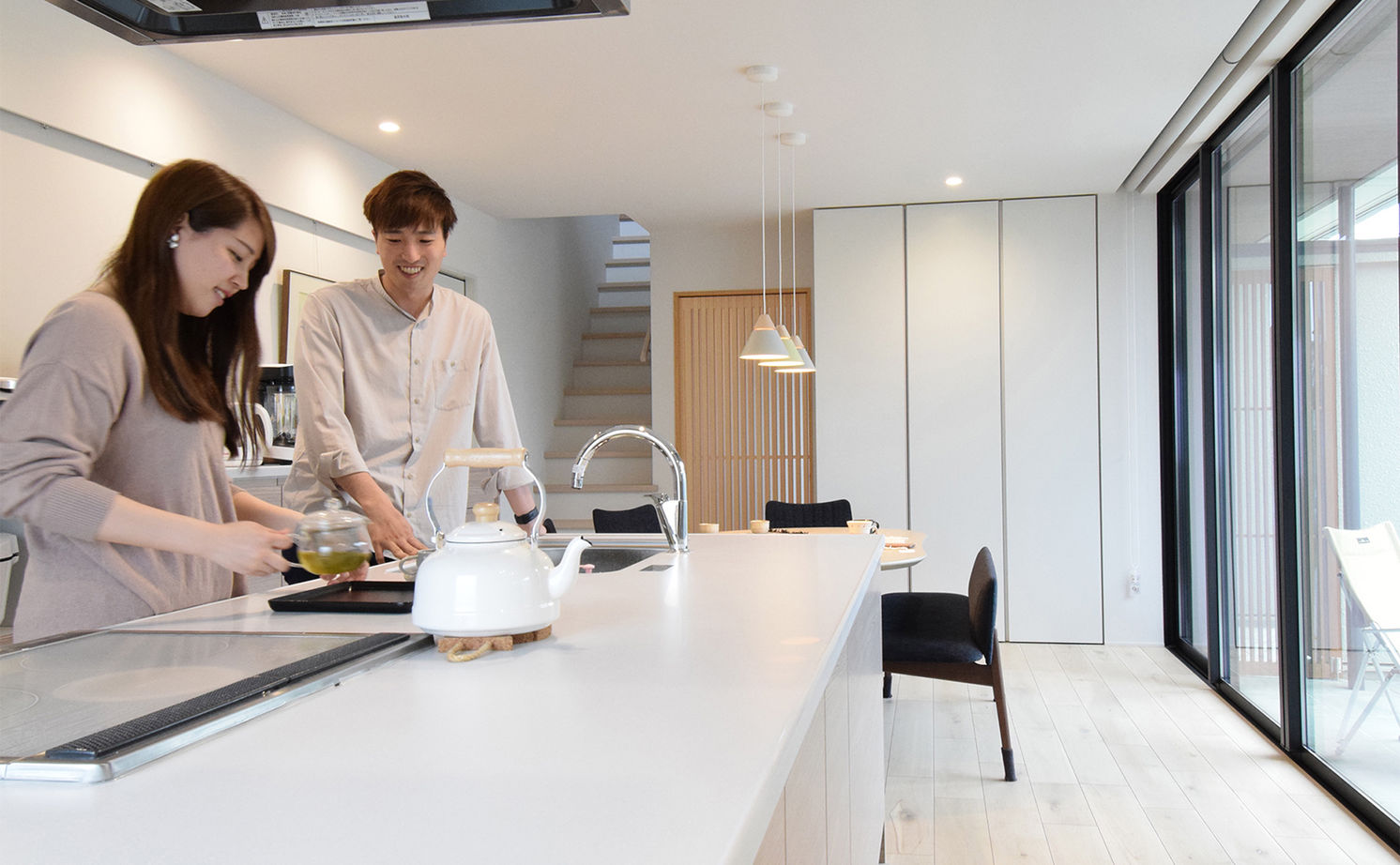 アルスホーム 【囲われた中庭のある暮らし】外をぼんやり眺め、BBQを楽しみ、部屋着でくつろぐ。穏やかな時を楽しむ家の建築実例画像3