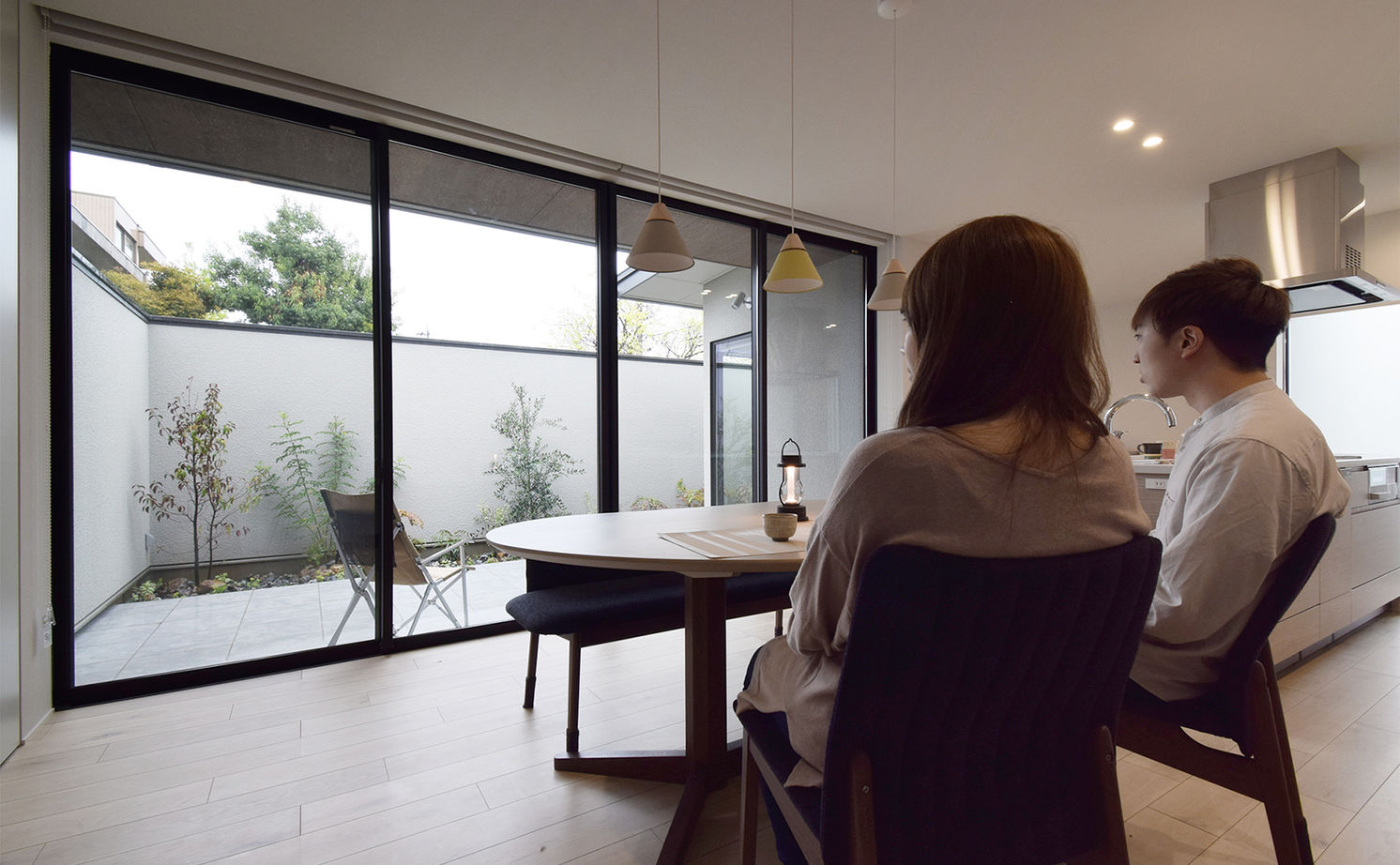 アルスホーム 【囲われた中庭のある暮らし】外をぼんやり眺め、BBQを楽しみ、部屋着でくつろぐ。穏やかな時を楽しむ家の建築実例画像4