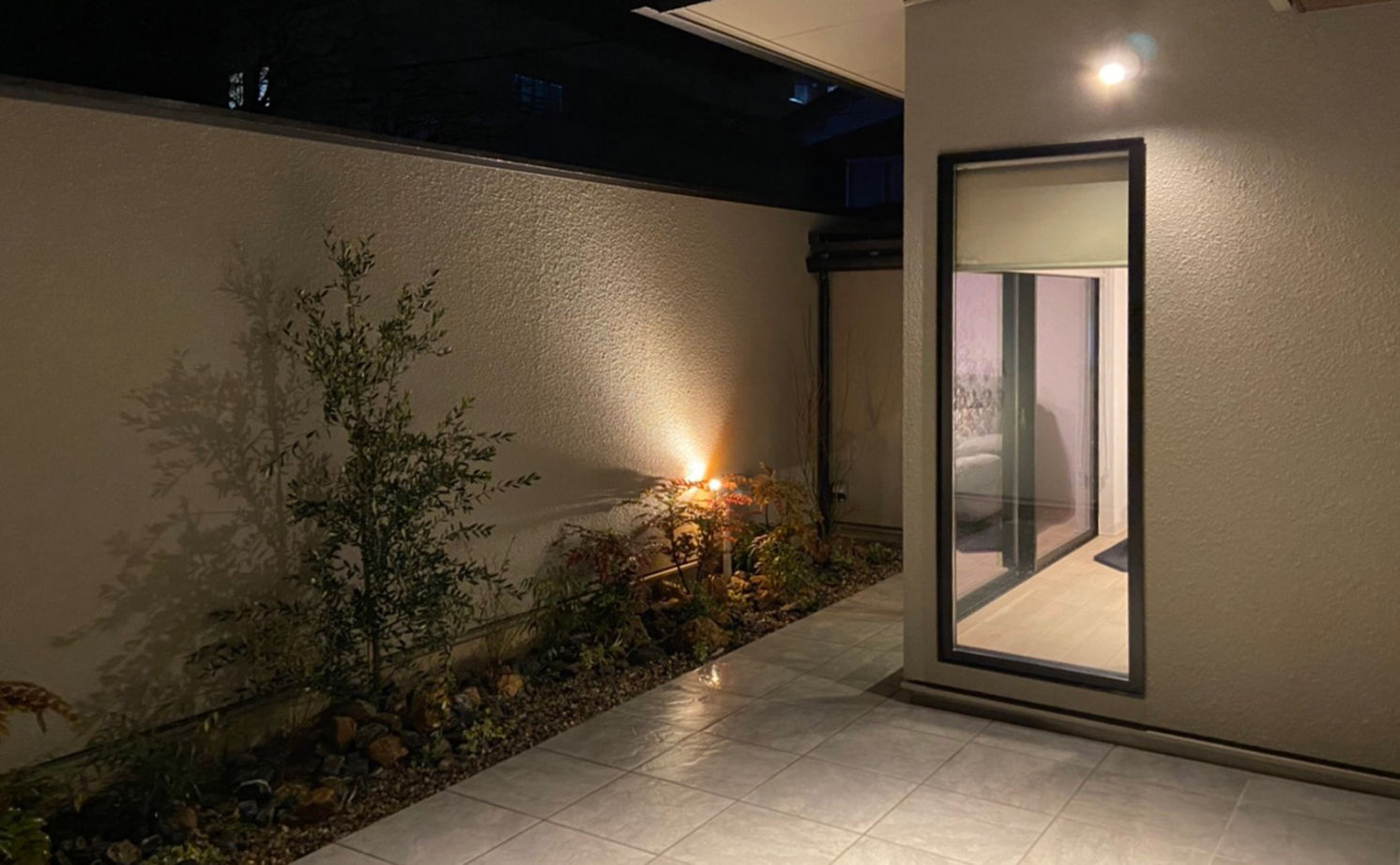 アルスホーム 【囲われた中庭のある暮らし】外をぼんやり眺め、BBQを楽しみ、部屋着でくつろぐ。穏やかな時を楽しむ家の建築実例画像10