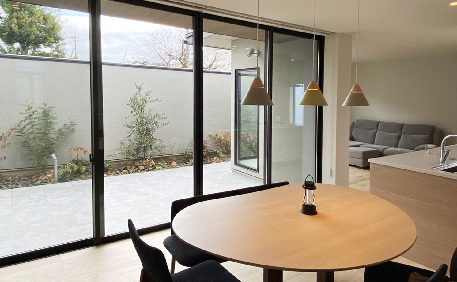 アルスホーム 【囲われた中庭のある暮らし】外をぼんやり眺め、BBQを楽しみ、部屋着でくつろぐ。穏やかな時を楽しむ家の建築実例画像12