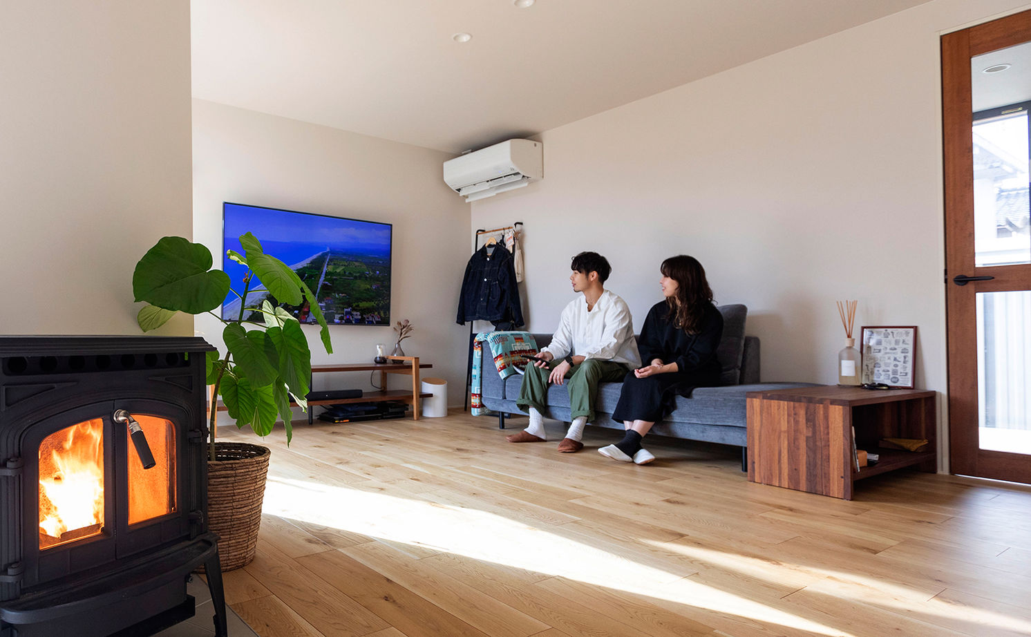 アルスホーム 【富山県】庭の心地よさを大きな窓によって住まいに取り込む、集いを愉しむ家の建築実例画像2